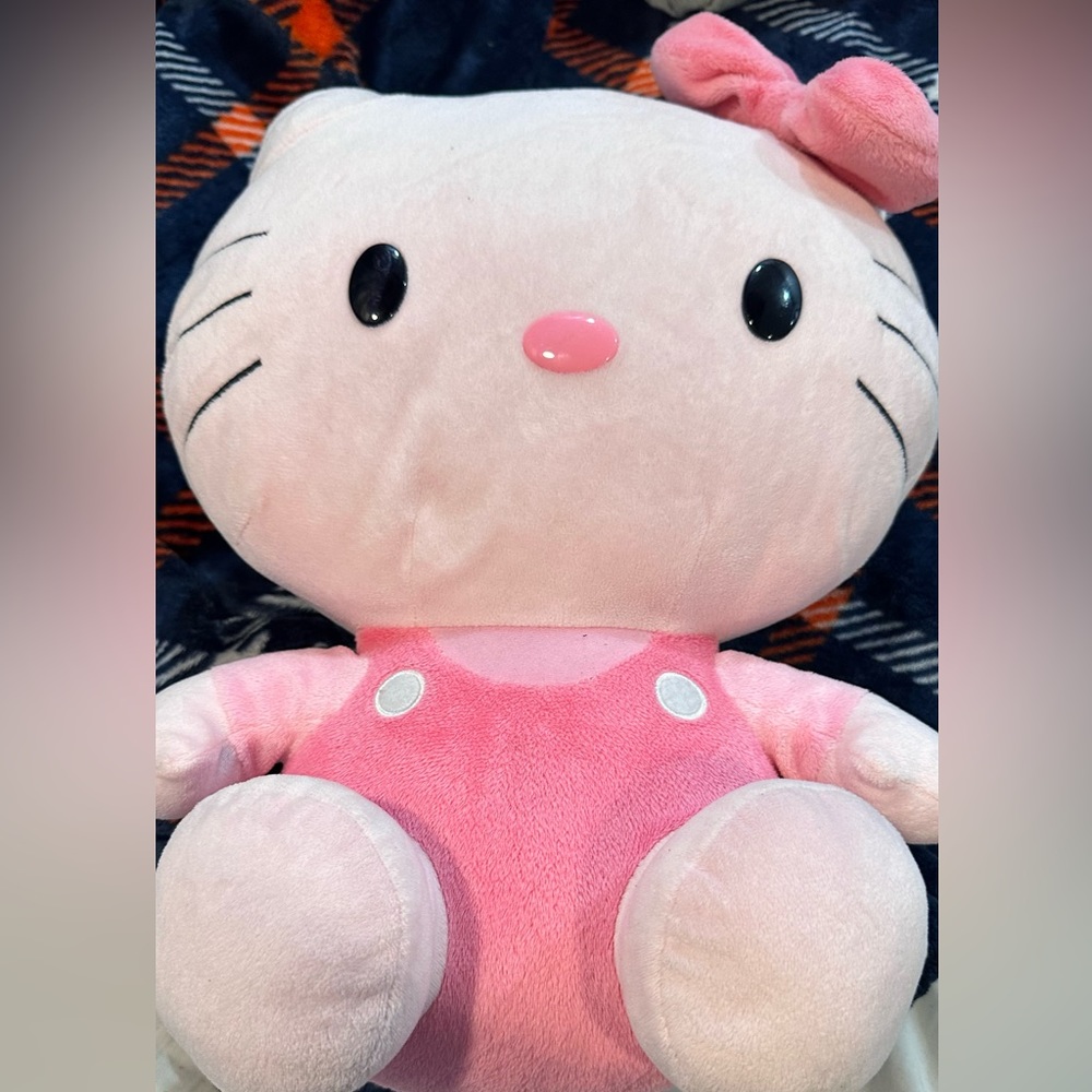 Hello kitty plushie, new, good condition